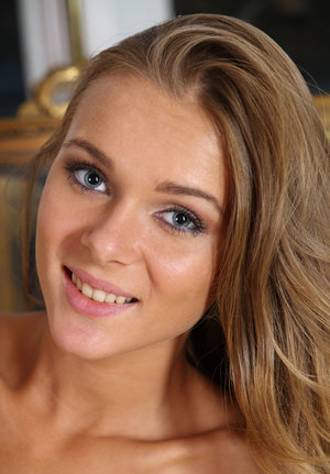 18 year old girl Ella Woods nudes on a vibrator after slowly removing clothing